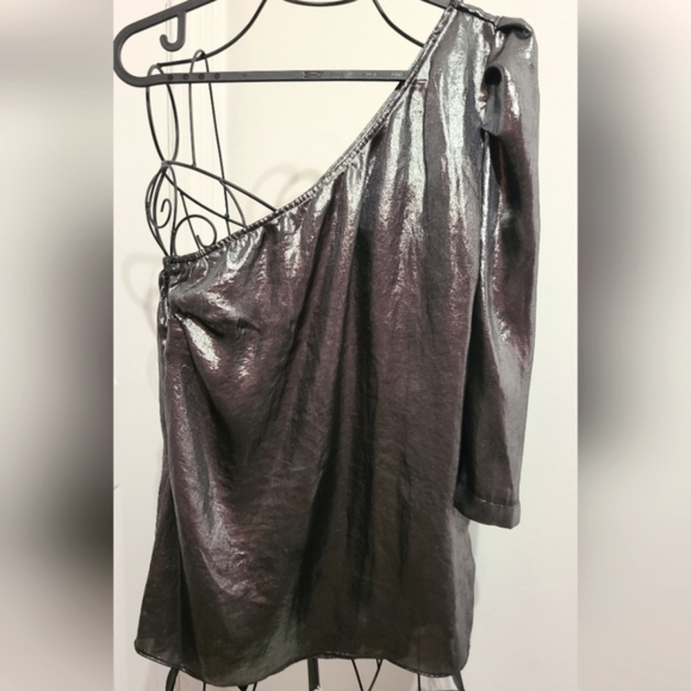 One puffy sleeve metallic top